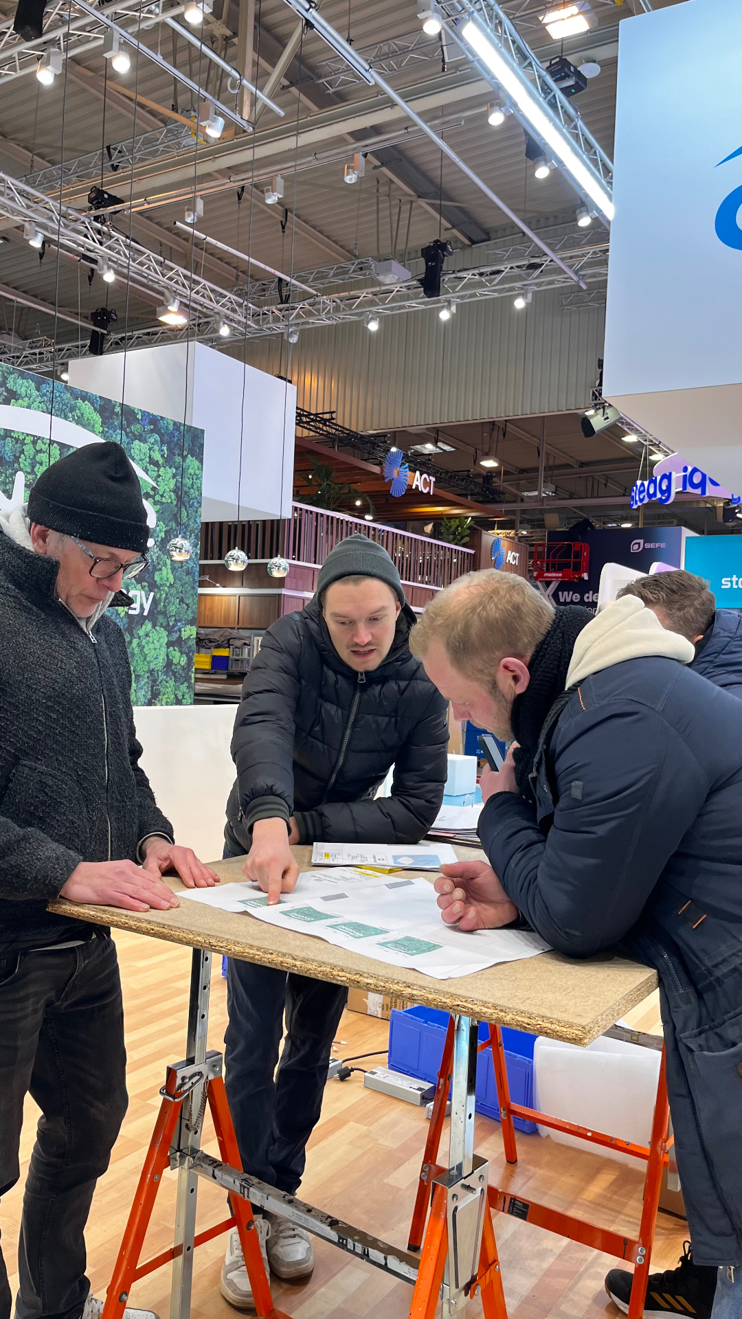 Team bei der Aufbauplanung am Messestand