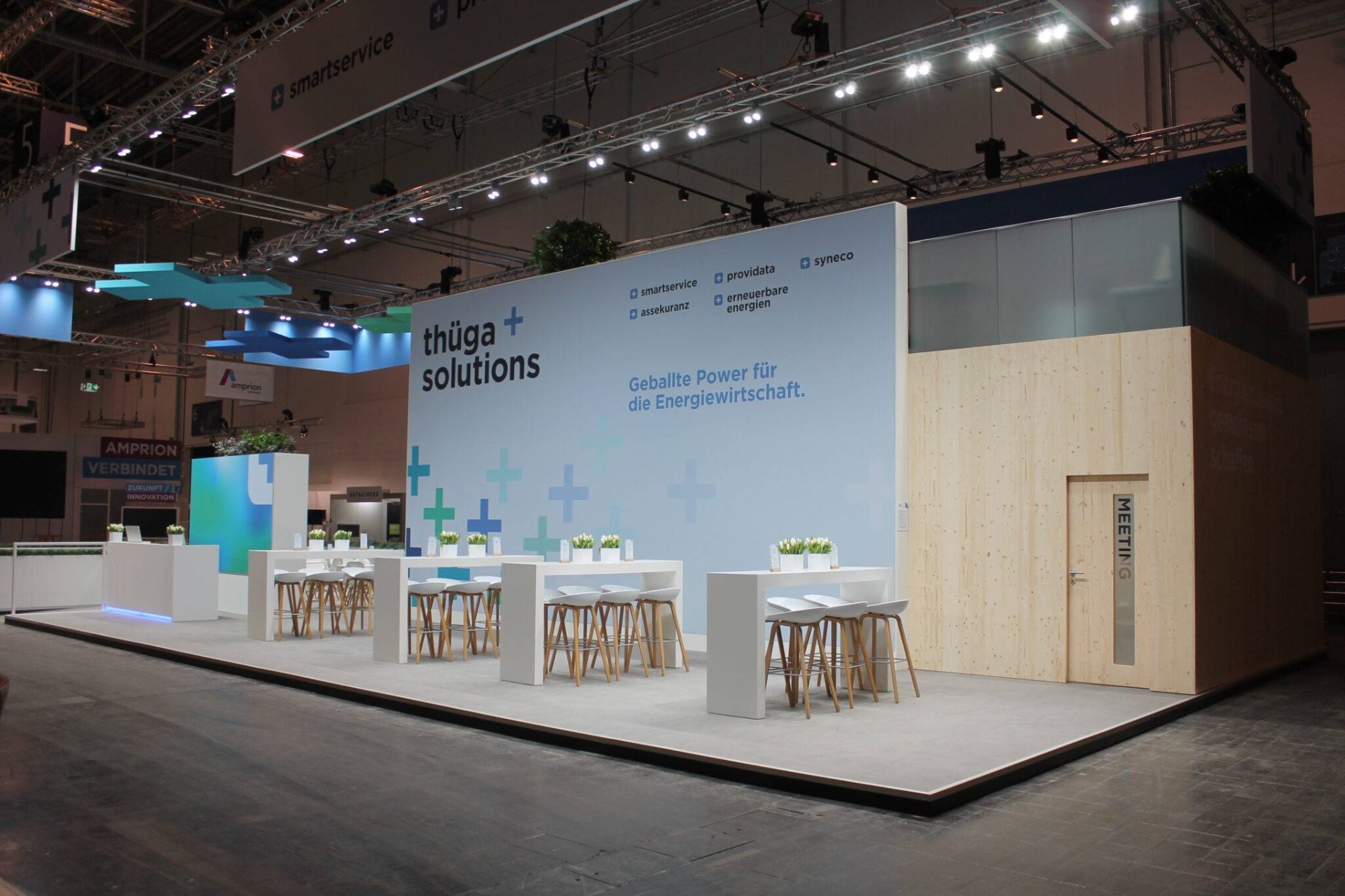 Eleganter B2B-Messestand in Übersicht